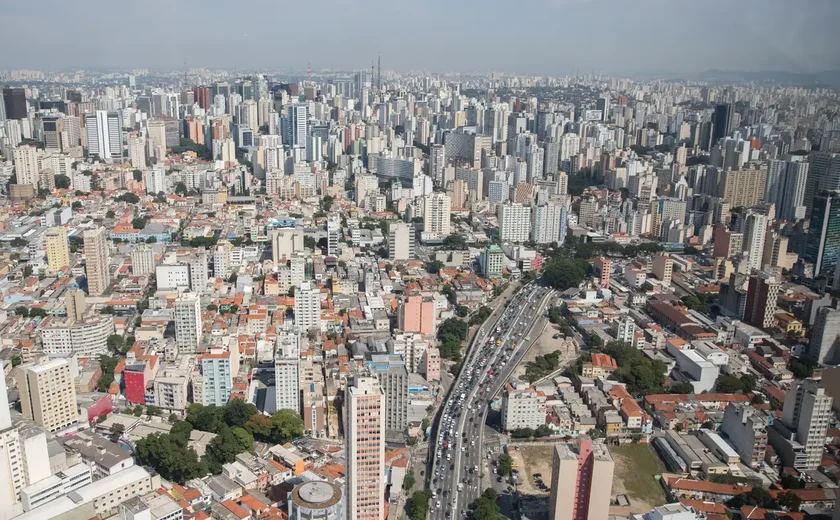 Assaltantes armados rendem jovens que chegavam em academia no Itaim e roubam celular