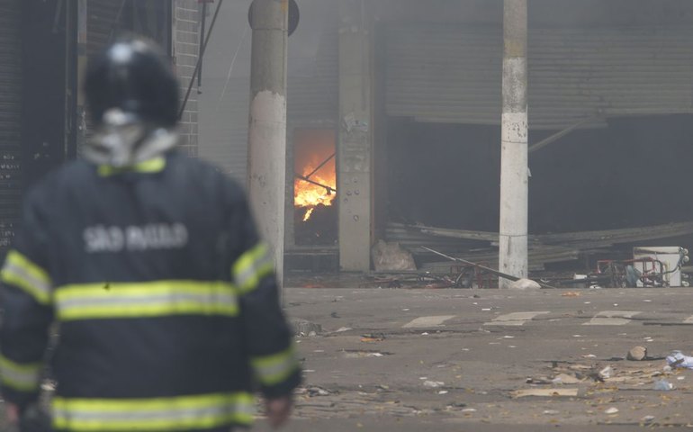 Bombeiros tentam conter fogo que destruiu mais de 200 lojas no Brás