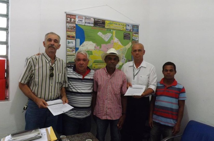 Penedo realiza aquisição de duas caçambas e uma retroescavadeira