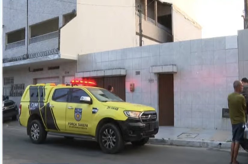 Mulher é morta a facadas e suspeito do crime tenta culpar a mãe para escapar da prisão, em Maceió