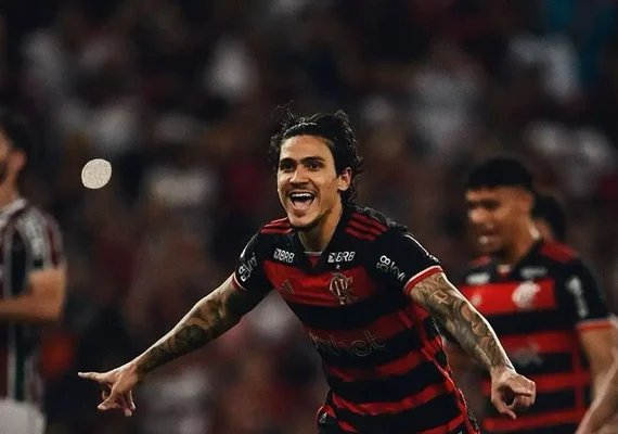 Flamengo bate Flu com gol de pênalti e segue líder do Brasileirão