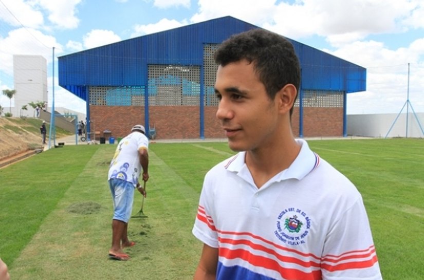 Teotônio Vilela aguarda entrega do ginásio e campo da Escola Pedro Joaquim