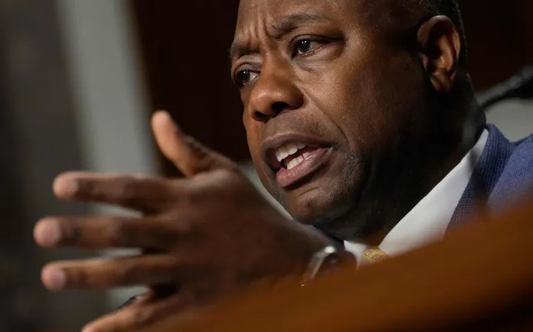 Único senador negro do Partido Republicano, Tim Scott cresce nas pesquisas e encosta em DeSantis nas primárias