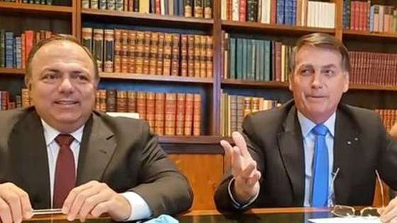 Ao lado de Pazuello, Bolsonaro volta a insistir no uso da cloroquina para covid