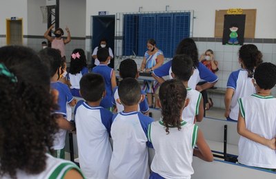 Ao som do piano, musicista transforma narrativas em melodias para os alunos