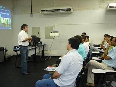 Professor ensina aos alunos do melhor curso de Engenharia Civil do NE