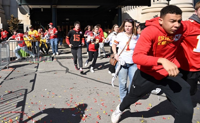 Dois adolescentes são indiciados após tiroteio no desfile do Super Bowl