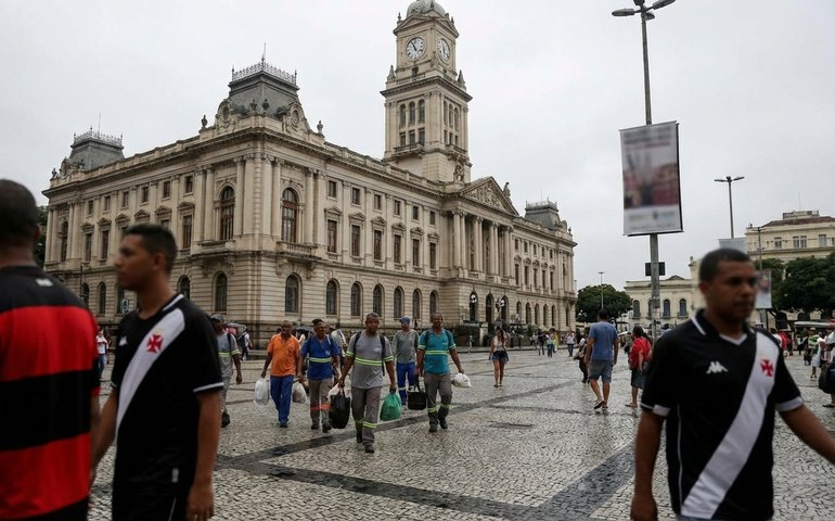 Rio terá ponto facultativo na quarta-feira por finais de Flamengo e Vasco, anuncia Paes
