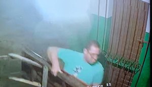Homem é flagrado furtando banco de madeira em Aracaju; VÍDEO