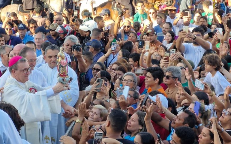 De portas abertas para a fé, arapiraquenses celebraram em comunhão chegada de Nossa Senhora do Bom Conselho
