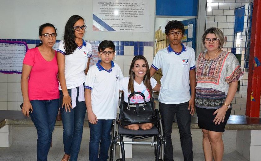 Projeto ‘Ver Bem’ da deputada Thaise Guedes atende estudantes com a doação de óculos