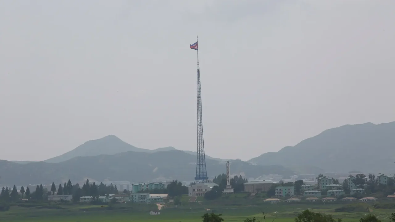 Coreia do Norte está construindo 'muro' ao longo da fronteira com o Sul, afirma BBC