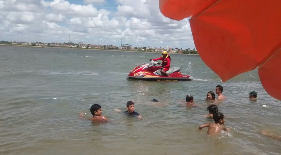 corpo de bombeiros no mar