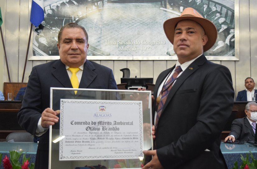 Parlamento da ALE homenageia presidente da Conafer com a Comenda Otávio Brandão