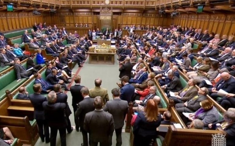 Parlamento aprova lei anti-imigração que limita pedidos de asilo