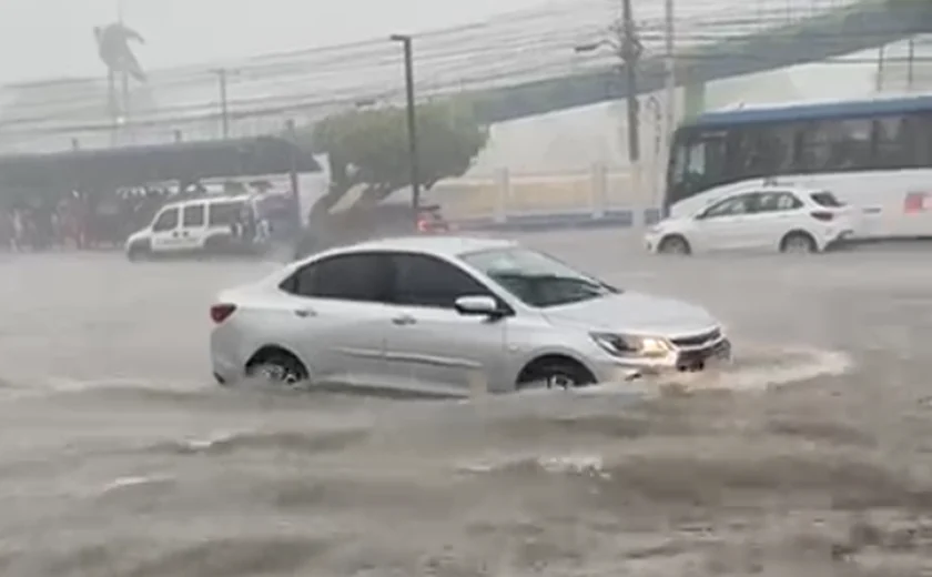 Maceió registra 66mm de chuva em uma hora e enfrenta alagamentos