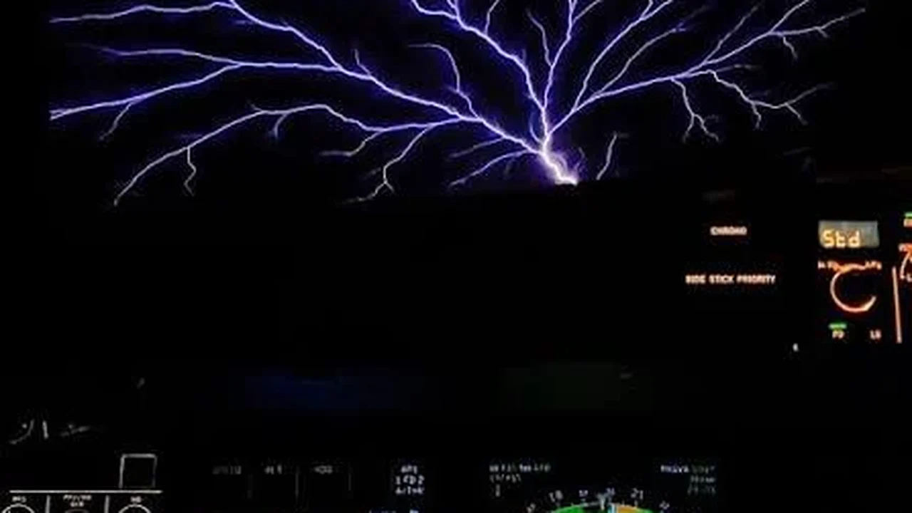 Fenômeno elétrico transforma para-brisa de avião em espetáculo de luzes