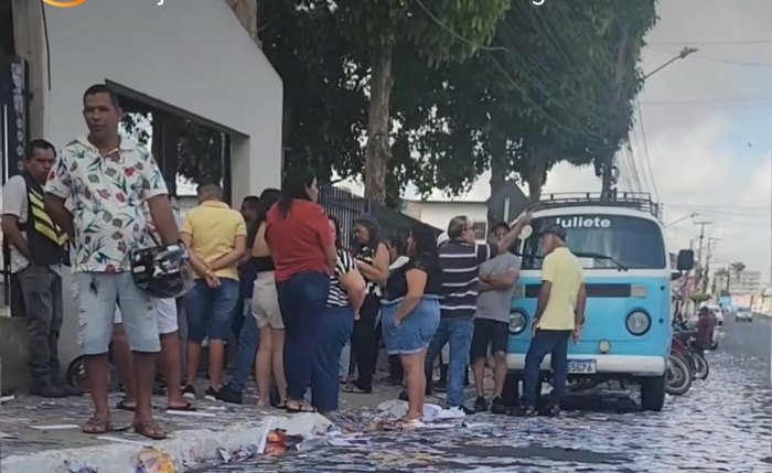 Rua em Arapiraca coberta de santinhos