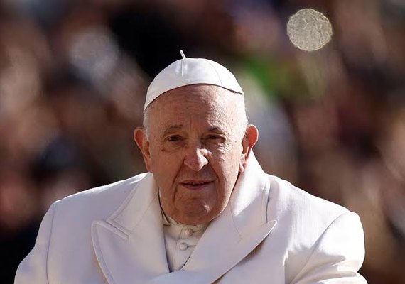 Papa Francisco recebe alta hospitalar e retorna ao Vaticano