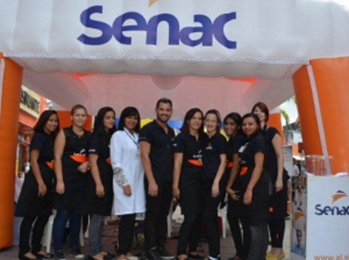 Senac realiza atendimento de corte de cabelo para casais apaixonados