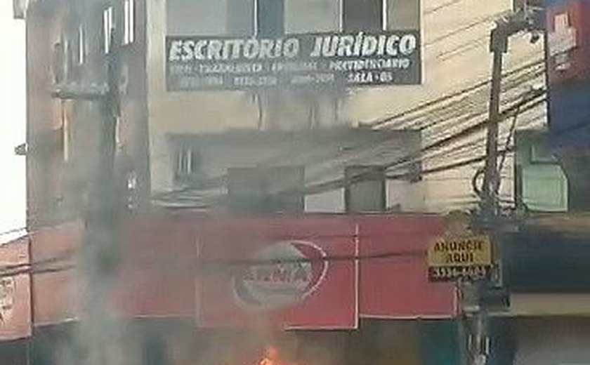 Carro pega fogo na Avenida Pratagy no Benedito Bentes