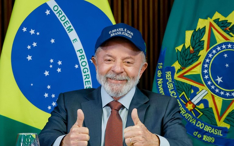 'Do lado do povo brasileiro': Lula muda slogan do governo