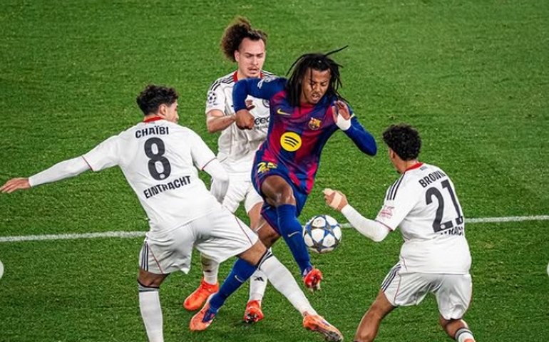 Barcelona vira sobre Frankfurt e volta a vencer na Champions em retorno ao Camp Nou