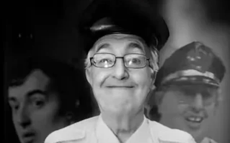 Morre Roberto Marquis, o Guarda Juju de A Praça é Nossa, aos 83 anos