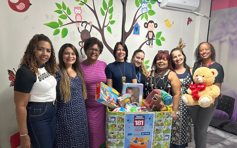 Brinquedos doados por servidores da SSP são entregues em unidades especializadas da Polícia Civil