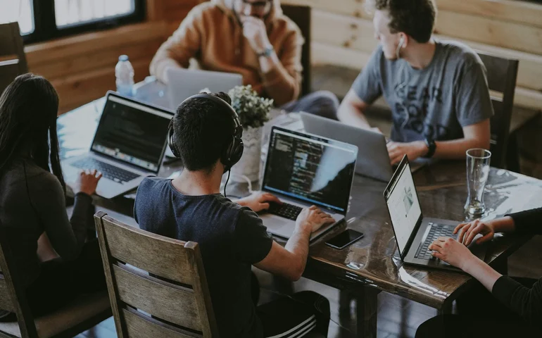 Upskilling em IA: entenda o que é e como o processo vem ganhando força nas empresas brasileiras