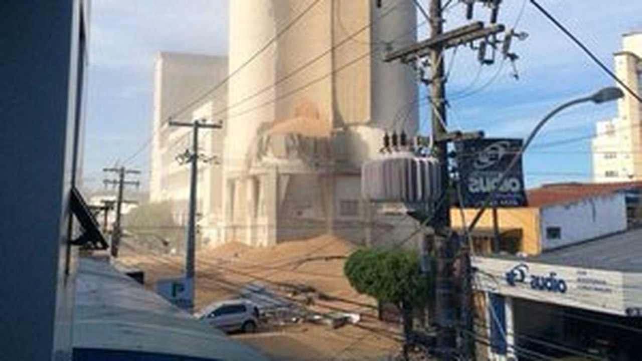 Maceió: Uma das torres do Moinho Motrisa desaba