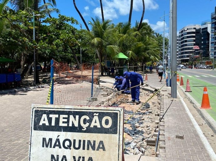 Prefeitura avança nos serviços de manutenção da infraestrutura ao longo da orla marítima de Maceió