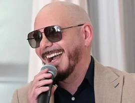 Pitbull quebra recorde do 'Guinness' ao reunir 22 mil pessoas com toucas carecas