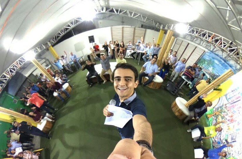 Renan Filho usa formato lançado por JHC há dez anos para fazer escutas populares