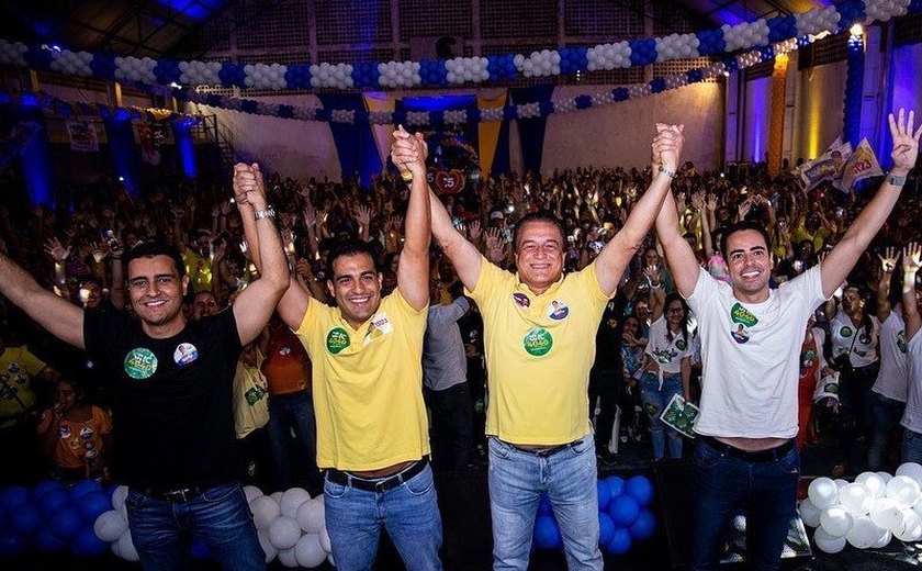 Galba Novaes recebe apoio de multidão em grande encontro realizado no Tabuleiro do Martins