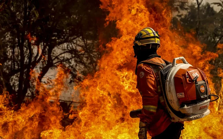 Bombeiros do DF apagam incêndio em área de nascente do Lago Paranoá