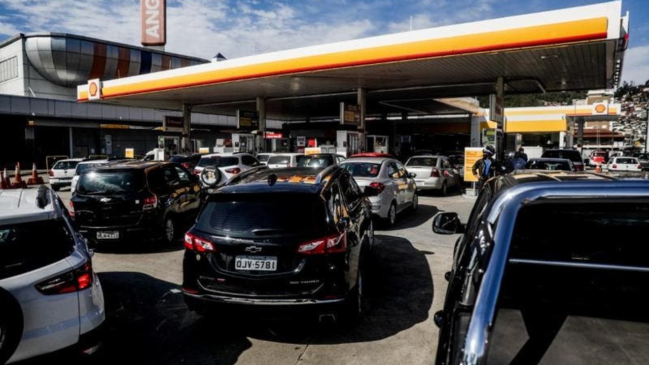 Após bloqueios de caminhoneiros, Brasília registra filas em postos de gasolina