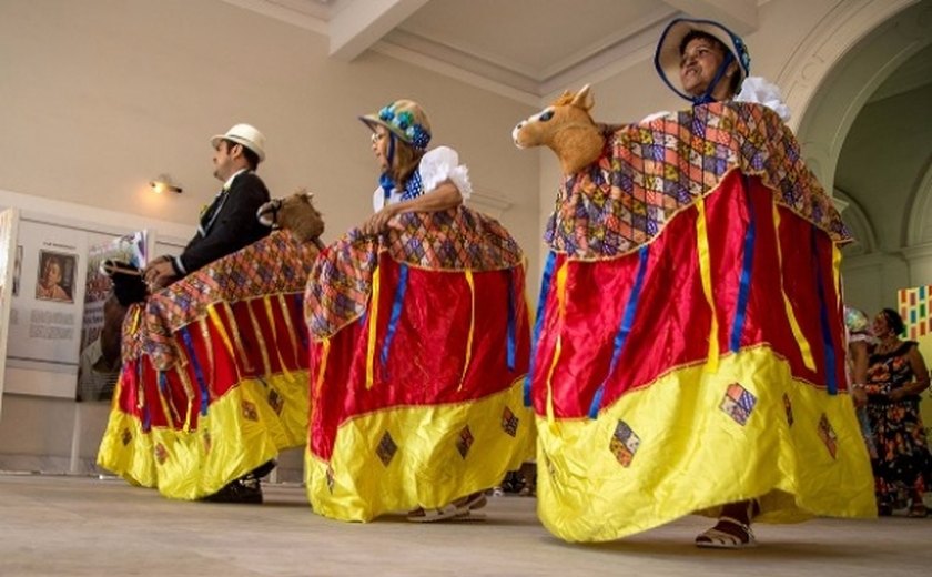 Mupa recebe apresentações de folguedos que marcam lançamento do Mês do Folclore