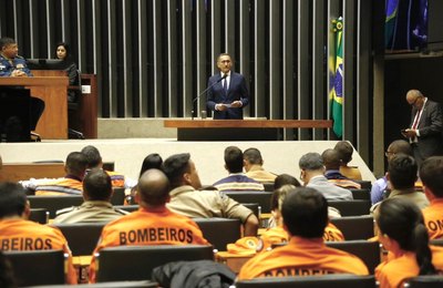  Profissionais que atuam na gestão de riscos e desastres recebem homenagem na Câmara dos Deputados