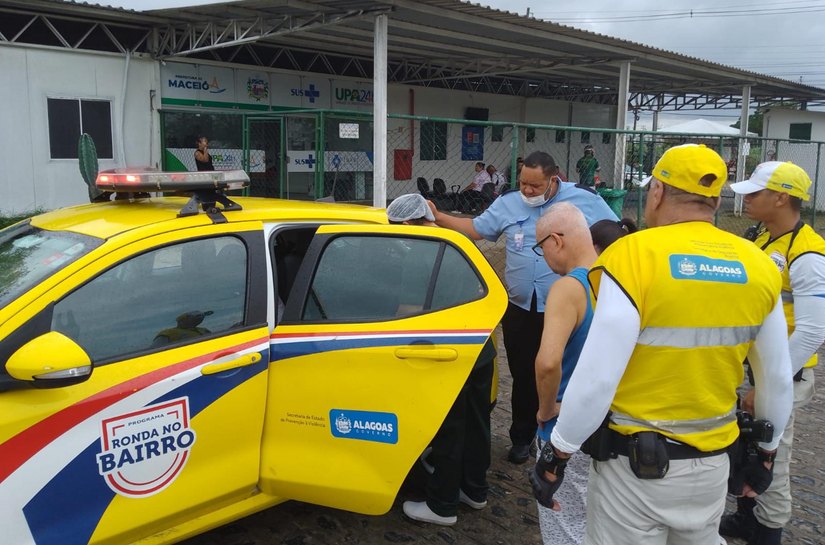 Equipe social do Programa Ronda no Bairro acolhe idosa perdida em Maceió
