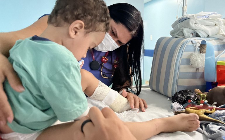 Criança de dois anos, vítima de capotamento na Serra da Barriga, recebe alta médica no HGE