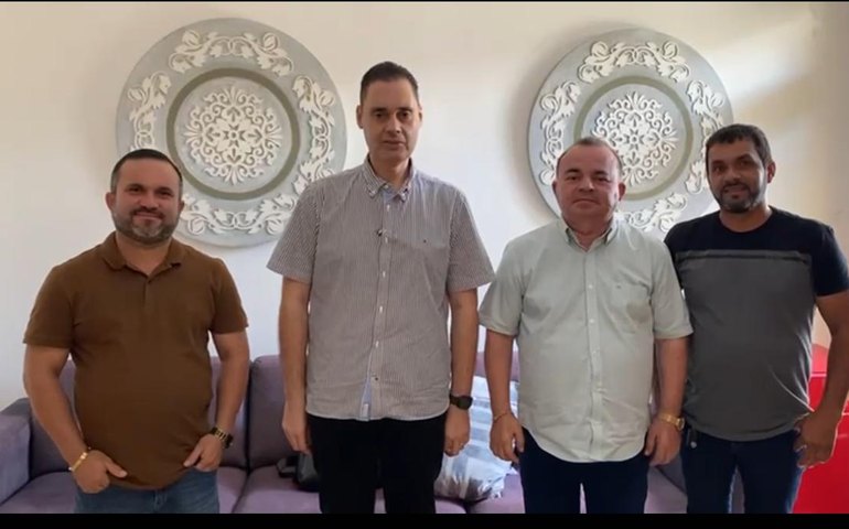 Ex-prefeito Bastinho viabiliza van, tratores, implementos e 2 km de asfalto para Taquarana