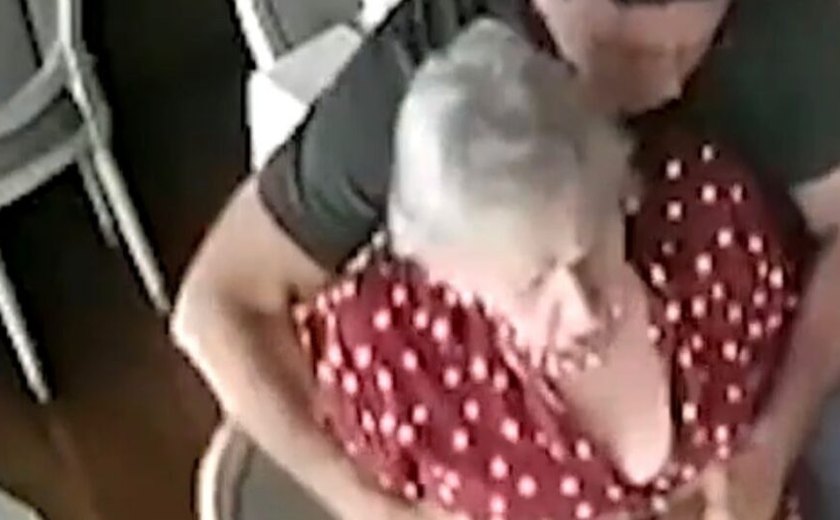 Vídeo de ex-ministro socorrendo senhora em restaurante viraliza