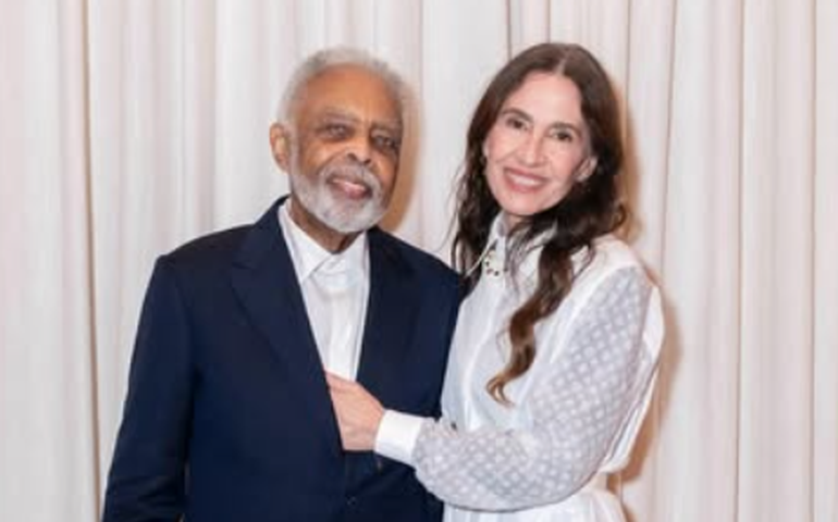 Flora Gil ganha lembrança especial na missa de 7º dia de Preta Gil