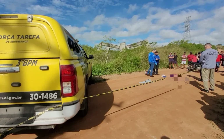 Casal é emboscado a caminho do trabalho em Alagoas; mulher morre e homem fica ferido