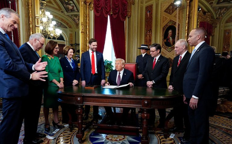 Nos EUA, 18 estados contestam restrição de cidadania por nascimento