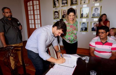 Prefeito Cláudio Filho sanciona lei que bonifica escolas de Marechal com melhores notas no Ideb