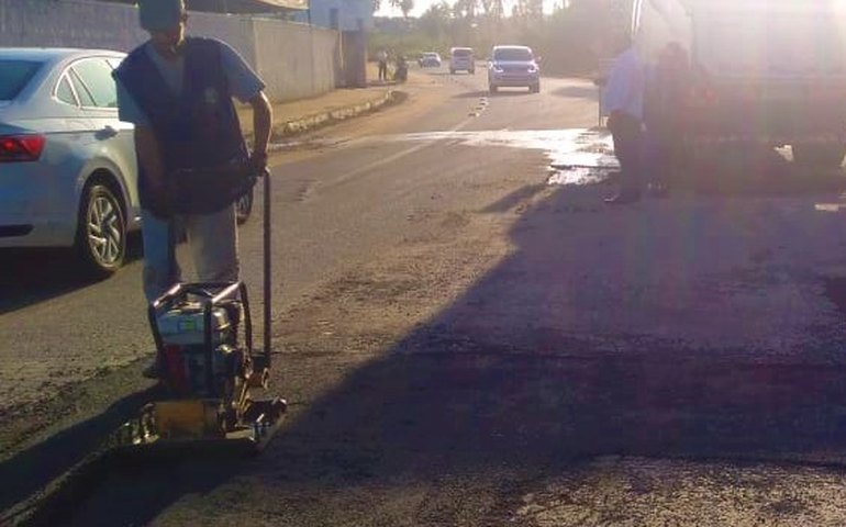Rua São Roque é mais uma via a receber a operação tapa buraco no município
