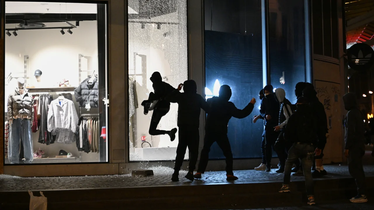Correspondente da Sputnik captura momentos de conflitos em protestos em Paris