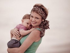 Bianca Toledo e seu filho após restauração